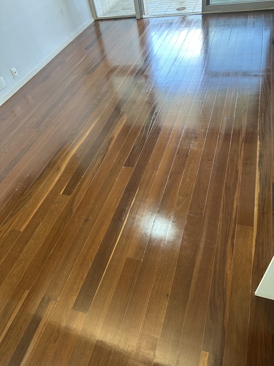 Sala com piso de madeira e acabamento brilhante