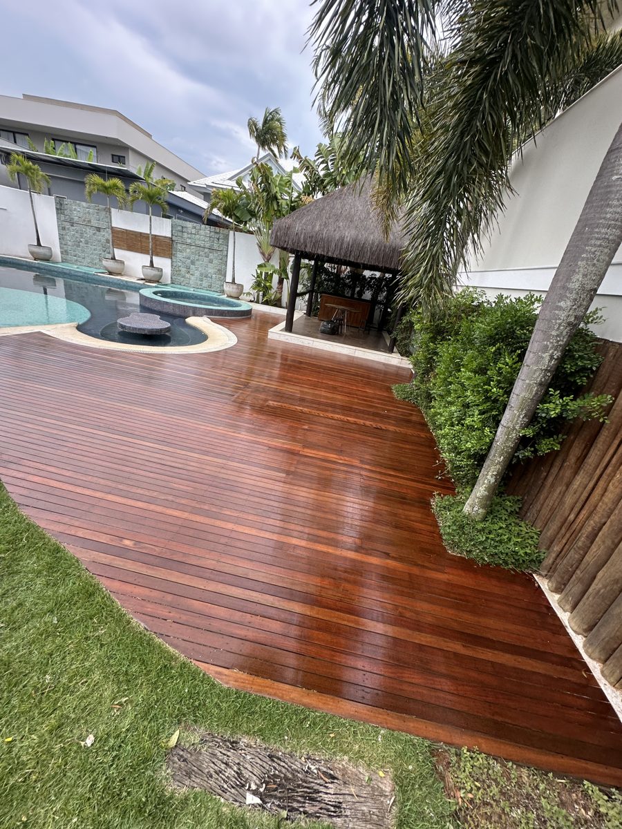 Deck de madeira externo restaurado